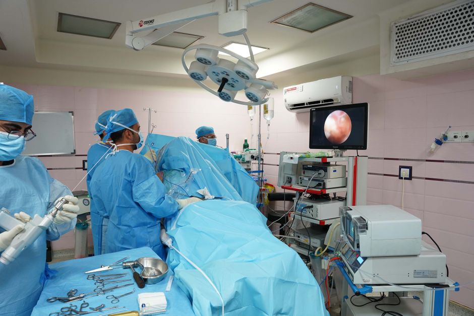 Surgical team performing a laparoscopic gallbladder removal