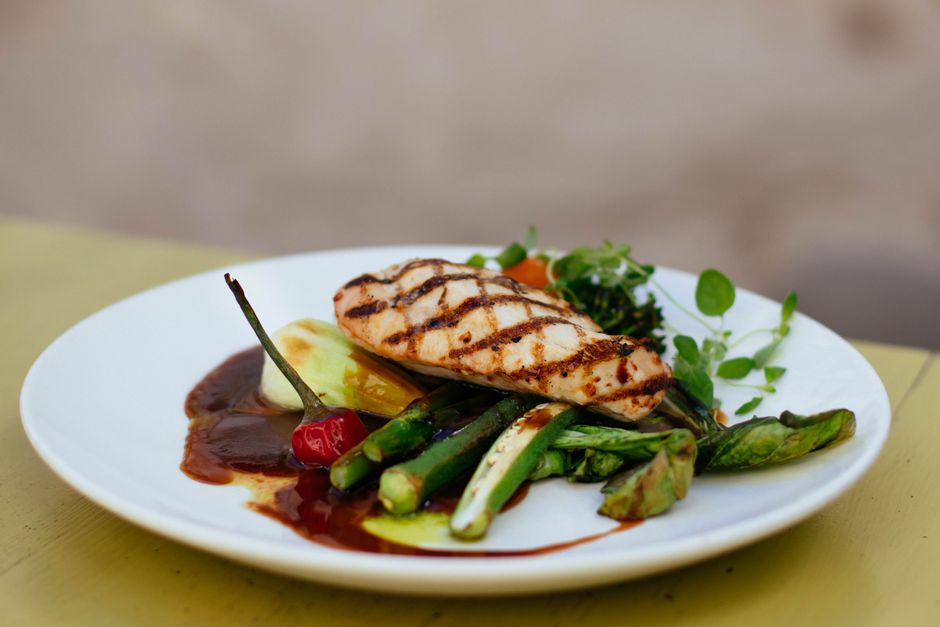 Reflux-friendly meal with grilled chicken and vegetables